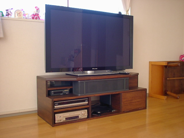 スピーカーを組み込んだテレビ台のDIY